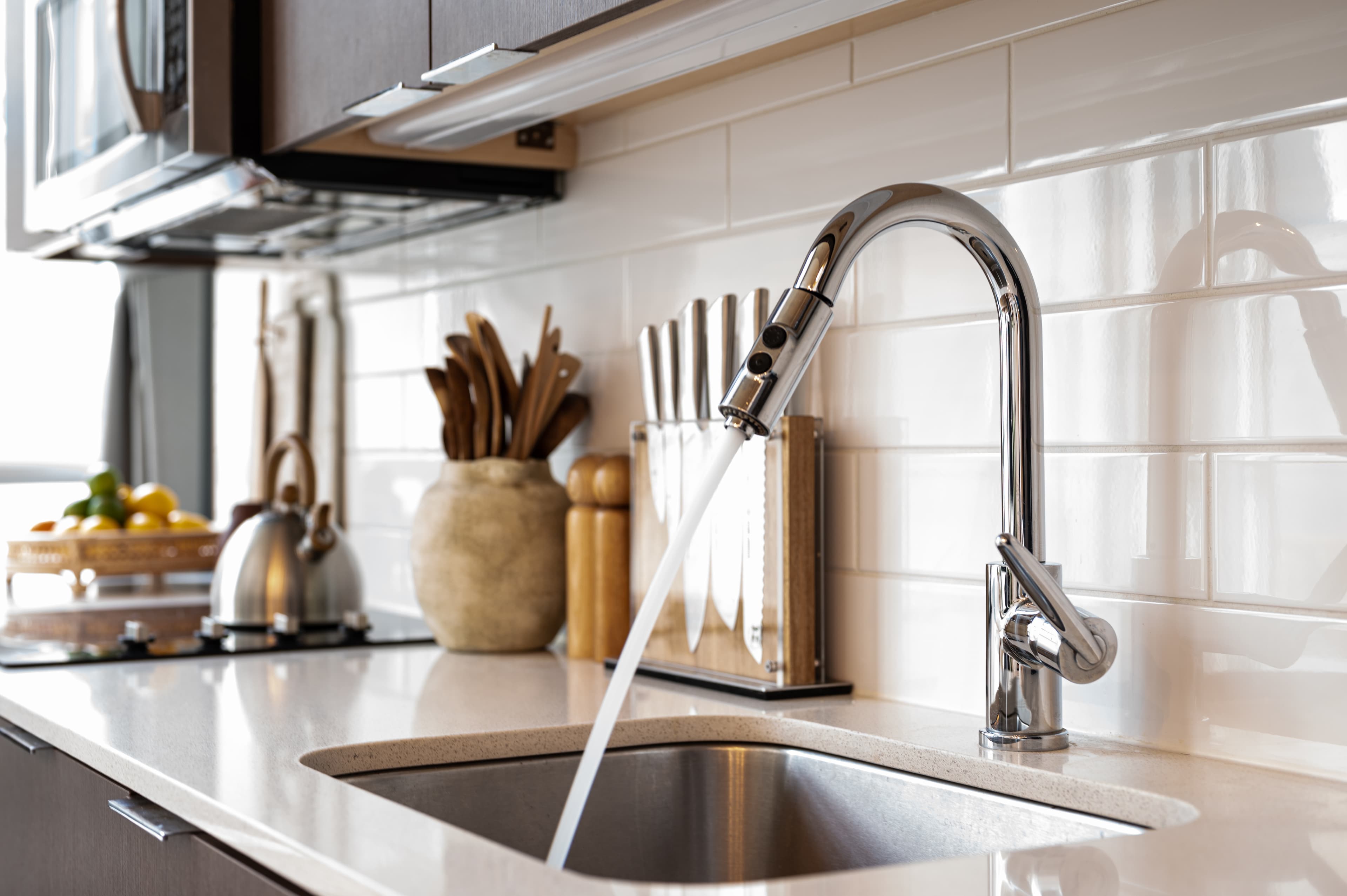 Consistent water flowing from kitchen tap with storage system